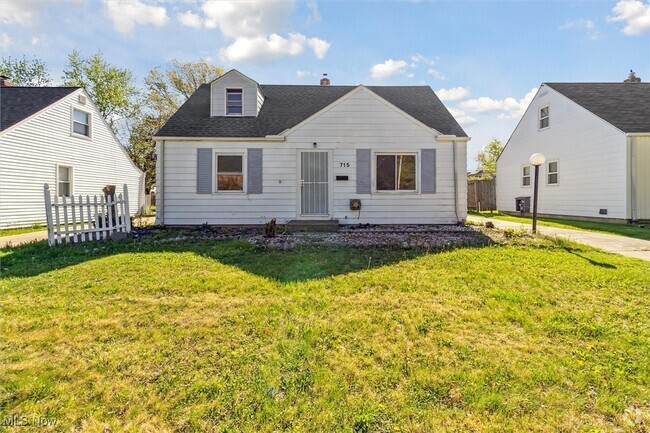 Building Photo - 715 E 258th St Rental