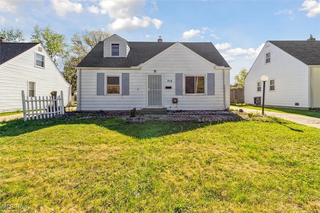 Photo - 715 E 258th St House