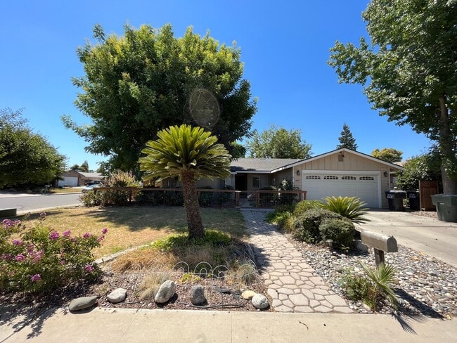Building Photo - SW Visalia Home coming soon!!