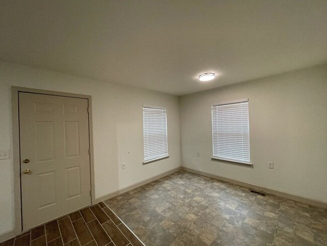 Photo - 950 Smith St SW