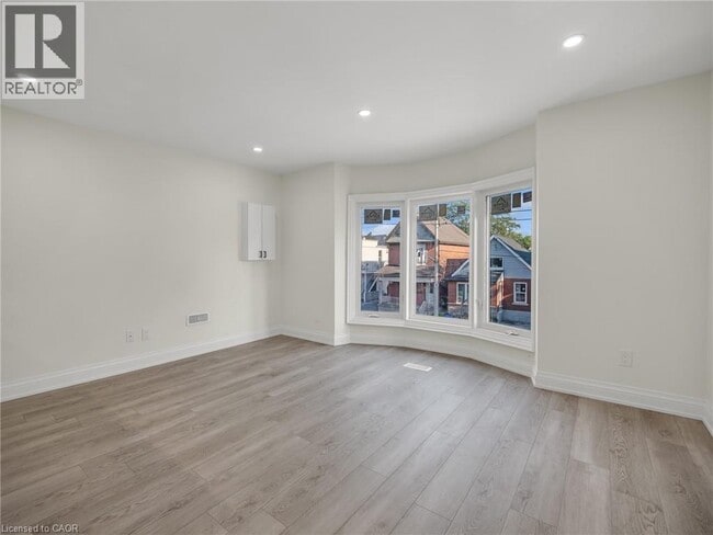 Photo - 718 Cannon St E