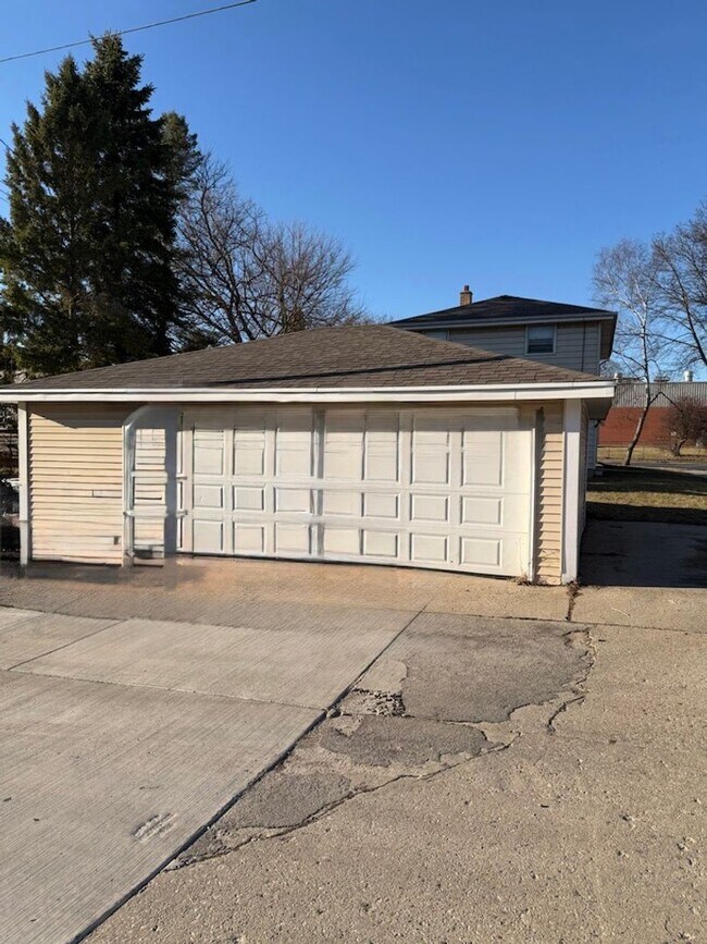 Photo - Kraehnke Florist Holdings LLC Unit 6701 W Florist Ave Lower