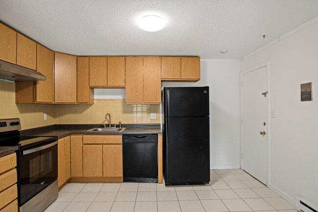 Kitchen - 10 Hazelwood Ave Unit #14