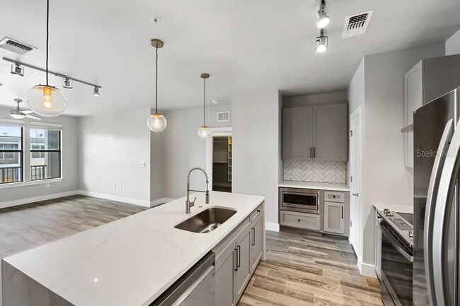 Building Photo - 776 N Orange Ave