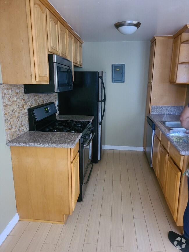 Building Photo - 2332 Ontario N St Unit G Rental