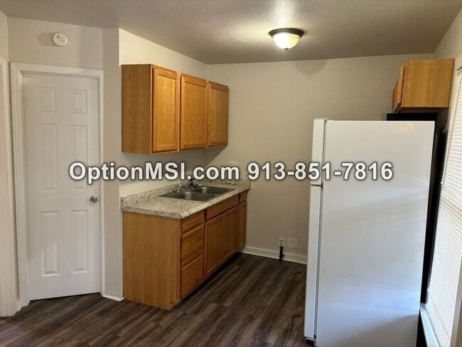 Building Photo - Freshly updated half-duplex Rental