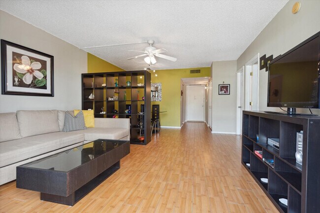 Photo - 424 N Riverside Dr Unit 204