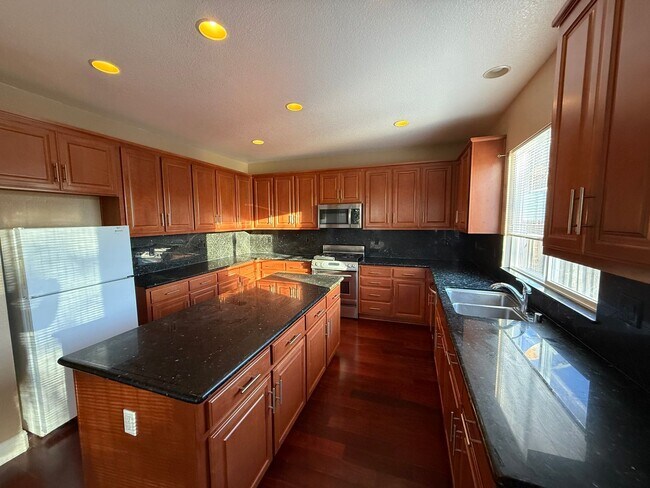 Photo - 3965 Collins St