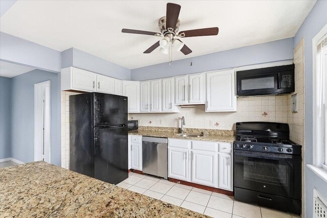 Building Photo - 1400 70th St Unit 8