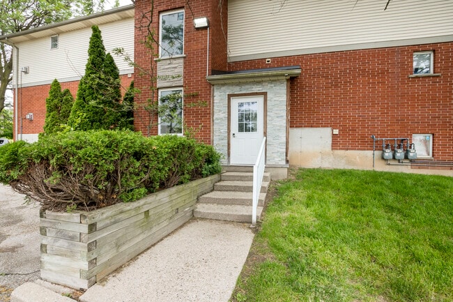 Building Photo - 647 Victoria St S