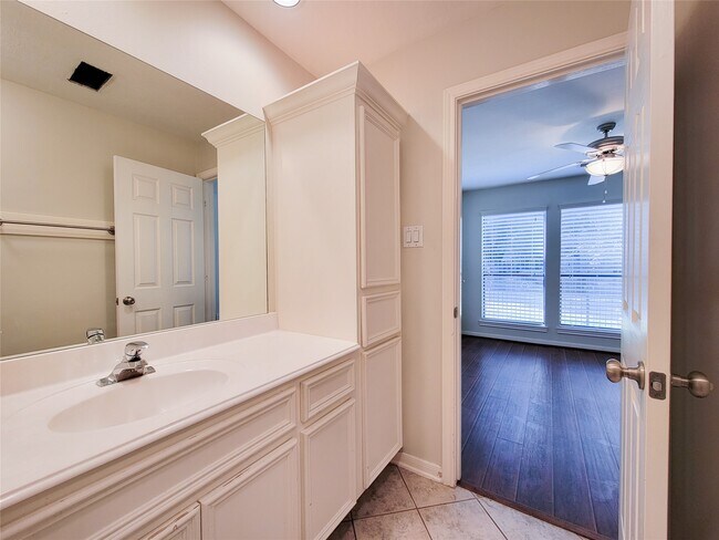 Photo - 2717 La Branch St