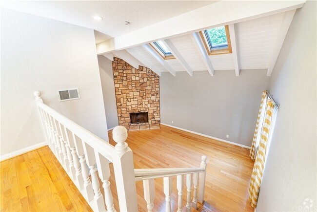 Building Photo - 2421 Vanderbilt Ln Rental