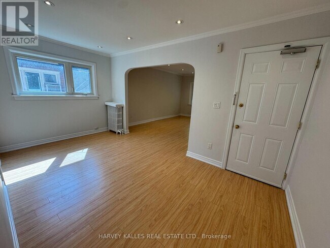 Photo - 38 Strathgowan Ave Unit Upper