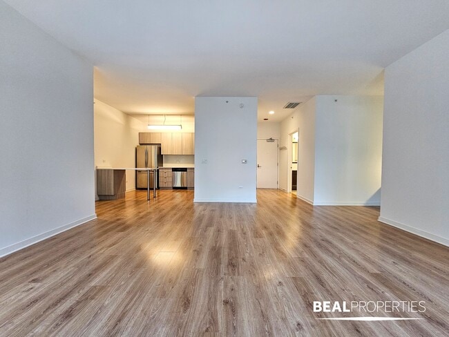 Building Photo - 548 W Webster Ave Unit 1