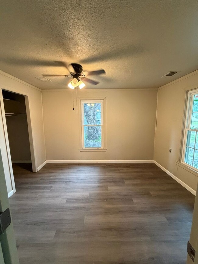 Photo - 3 Bedroom 1 Bath Home For Rent