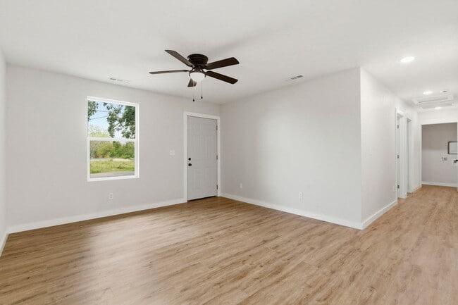 Photo - 3 Bedroom | 2 Bathroom | Marionville | Granite | Stainless Steel Appliances | Brand New!
