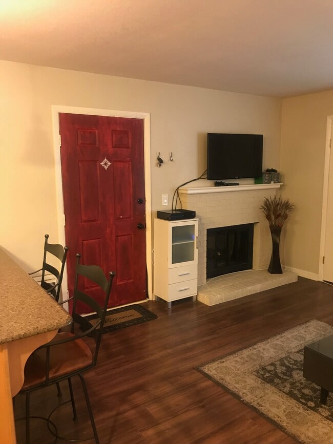 Acogedora habitación de LV con armario para abrigos - 1209 W Plum St Unidad B5