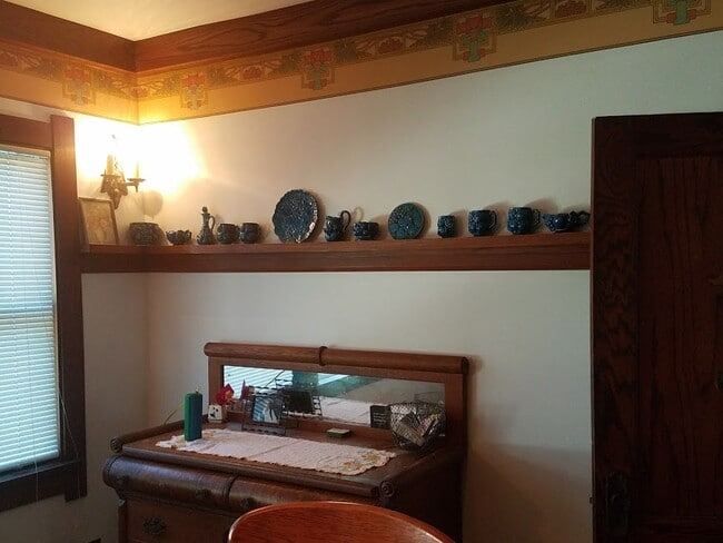 riel de placa en el comedor - 1801 E 12th St