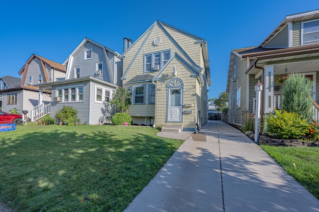 Building Photo - 118 Nassau Ave Unit Upper Apartment