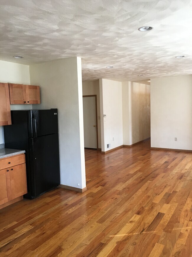 Photo - 569 Greenfield Ave Apartments Unit 2