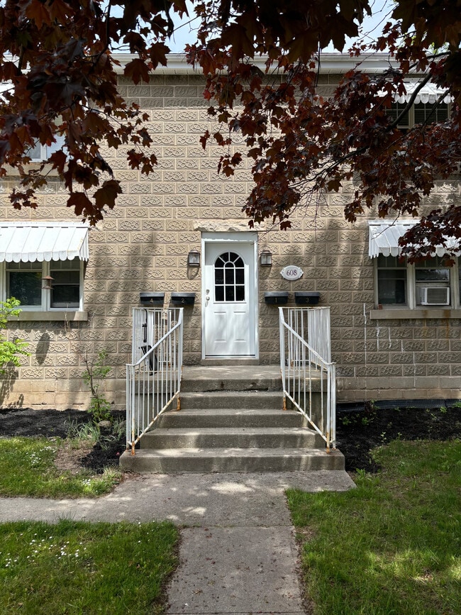 Quiet 4-unit building - 608 6th St E Unit Apartment 3