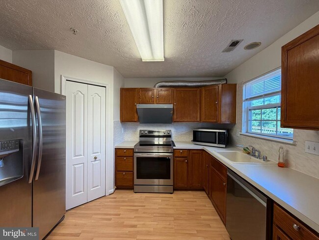 Building Photo - 3335 Hollow Ct