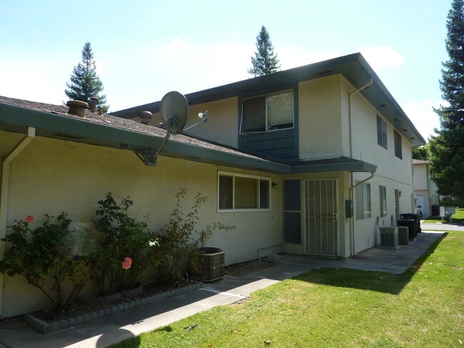 Building Photo - Two Story Fourplex Unit - On site Laundry,... Rental