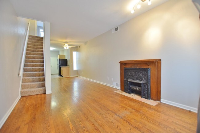 Building Photo - 335 E 7th Ave