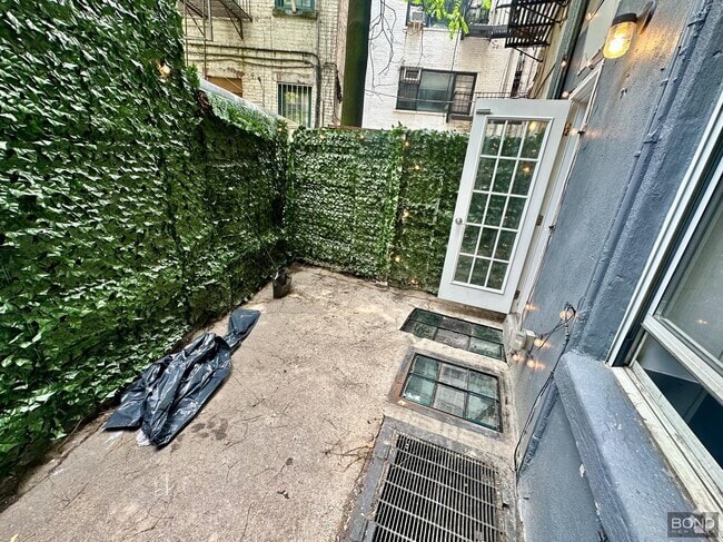 Building Photo - 562 Hudson St Unit 2 Rental