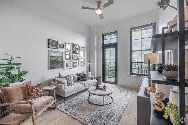 1BR, 1BA - 731SF - Living Room