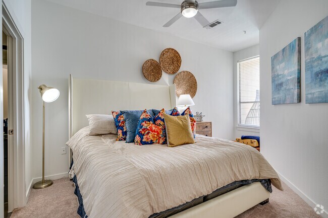 1BR, 1BA - 651SF