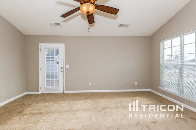 Photo - 429 Legend Oaks Dr