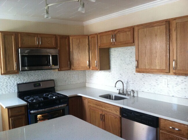 Photo - Beautiful 5 bed, 2 bath luxury south side ...