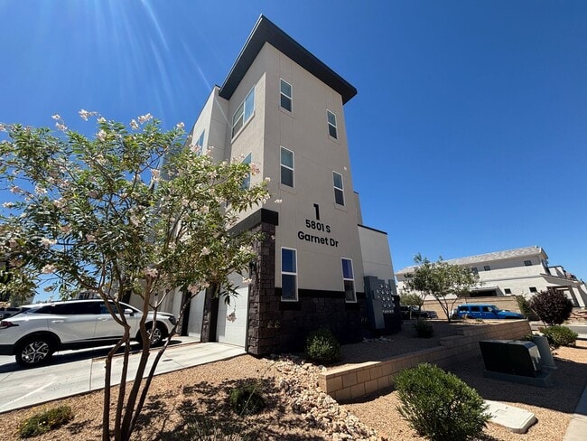 Building Photo - 1 BEDROOM APARTMENT FOR RENT IN DESERT COLOR!