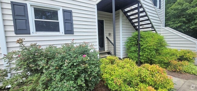 Building Photo - Great 1 level condo on lower level in Clem...