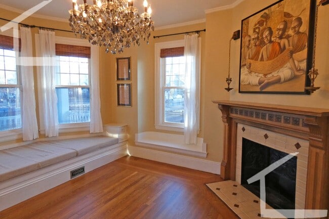 Building Photo - Lovely, De-leaded 3-bed, 2-bath Newton Apartment