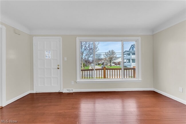 Photo - 10518 Langton Ave