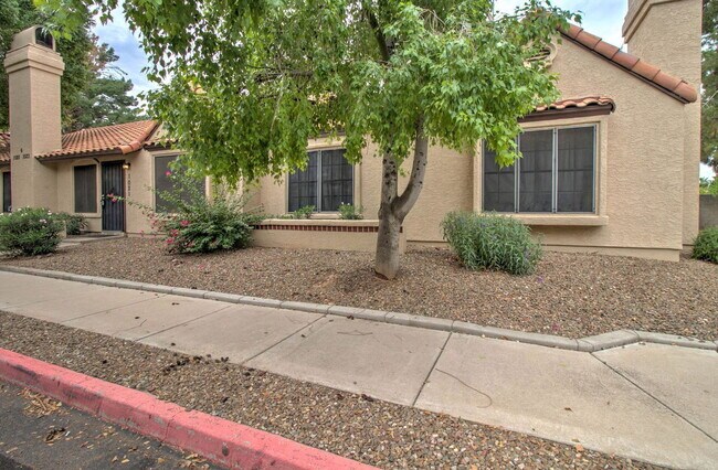 Photo - 921 W University Dr