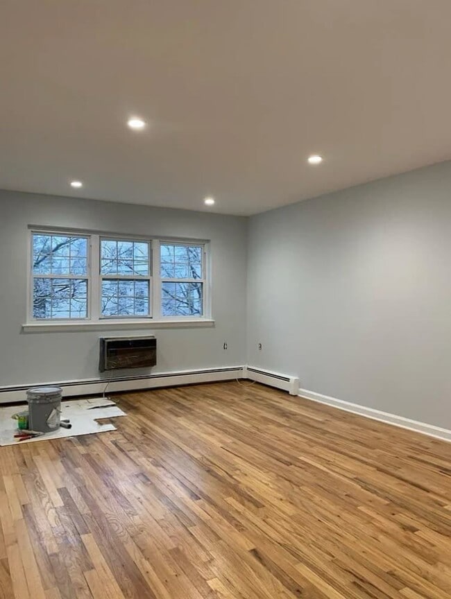 Building Photo - 229 E 237th St Unit 2 nd floor