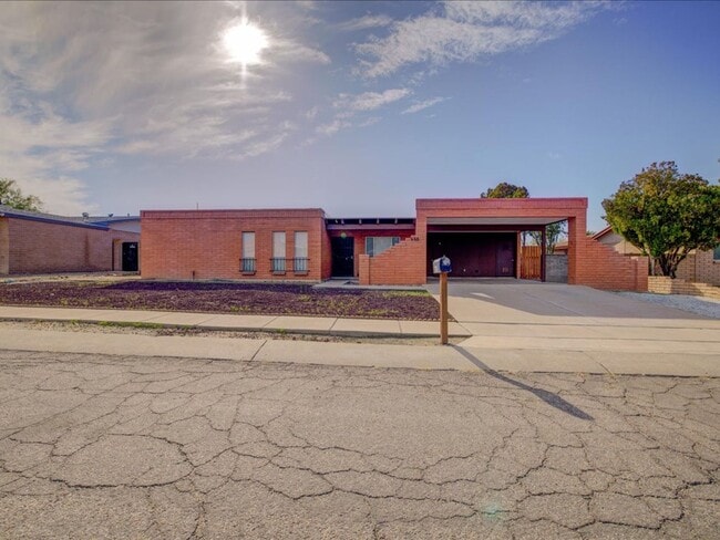 Building Photo - EASTSIDE LOCATION!!!