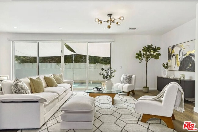 Photo - 6146 Whitsett Ave