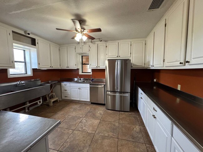 Photo - Spacious (Almost 3,000 sq ft) 6 Bedroom, 3 Bath Furnished Home – Live Oak, FL