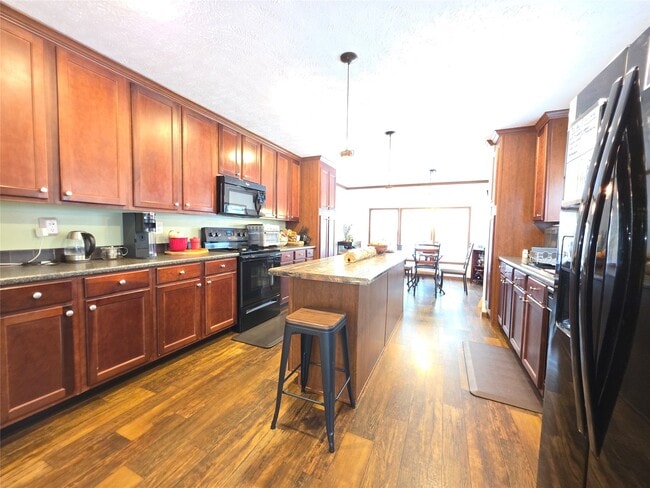 Building Photo - 21683 White Oak Dr