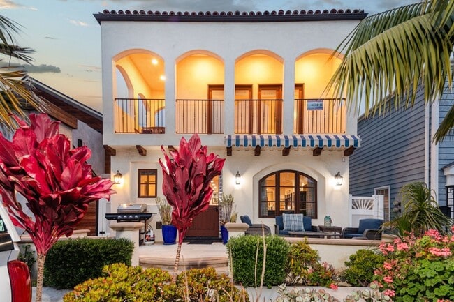 Building Photo - Newport Beach Balboa Peninsula Beach House with Rooftop Deck | Weekly & 30+ Night Stays