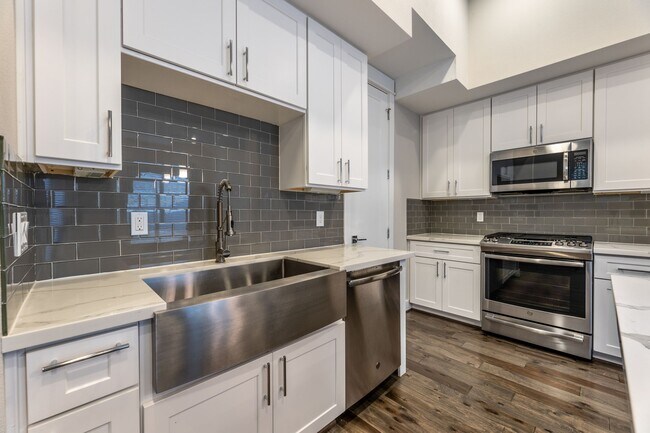 Photo - 806 Thornton Rd