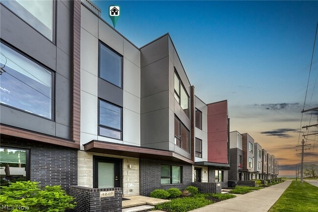 Photo - 1240 W 70th St