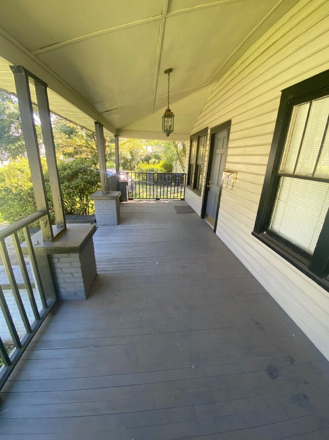 Gorgeous 2 Bedroom 1 Bathroom Single Family Home Located in the Heart of Midtown! Includes Hardwo...
