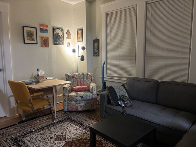 Building Photo - Charming 2BR in East Rock | Hot Water Included | Walk to Yale & SOM Unit B8