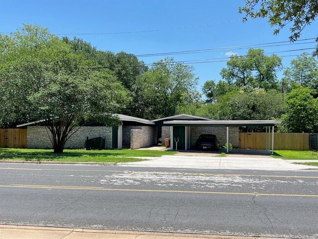 Photo - 2305 Western Trails Blvd