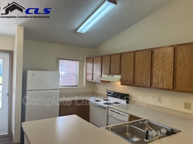 Photo - 550 College Ave